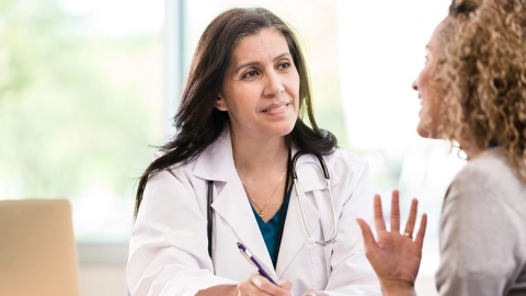 Eine Patientin spricht mit ihrer Ärztin.